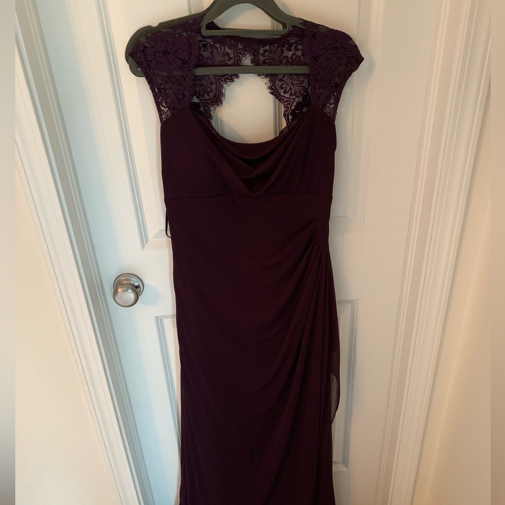 Absolutely gorgeous dress. Key hole back with lace. So pretty and feminine.